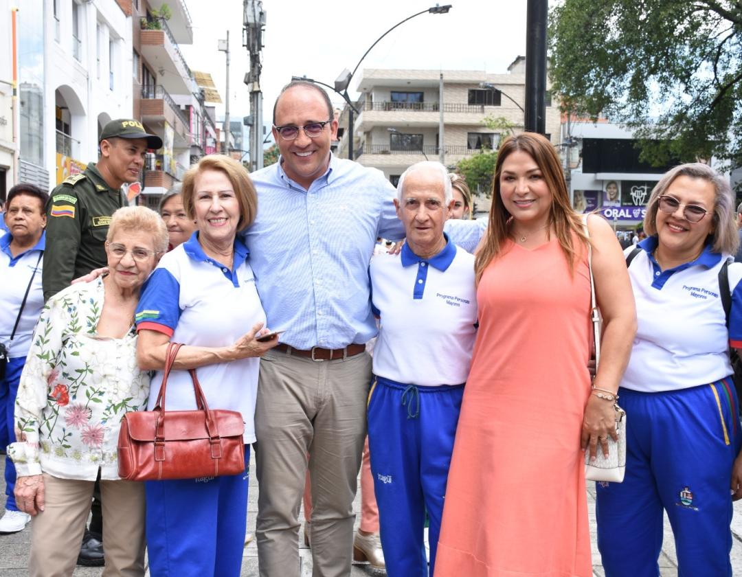 Alcalde José Fernando Escobar Estrada en compañía de la primera dama y adultos mayores de la ciudad