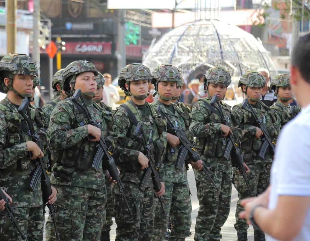 Mujeres del Ejercito que llegan a la ciudad