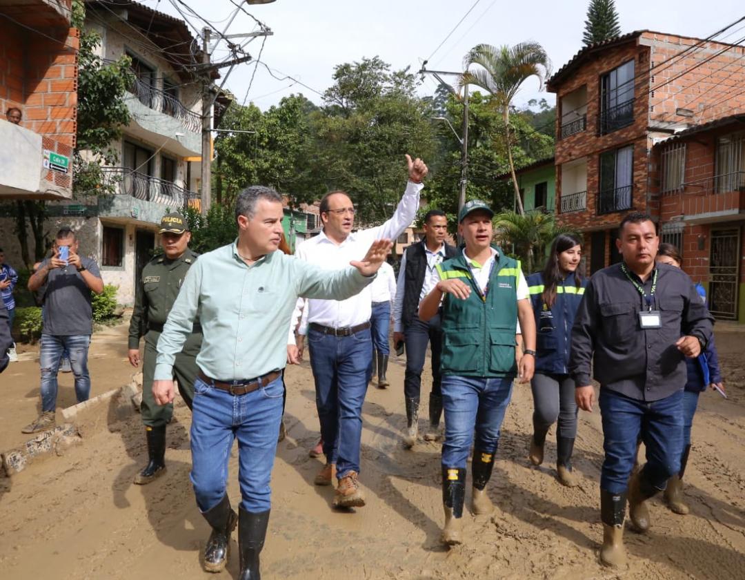 Alcalde de Itagüí y Gobernador de Antioquia visitan la zona afectada por deslizamiento en Villa Lía