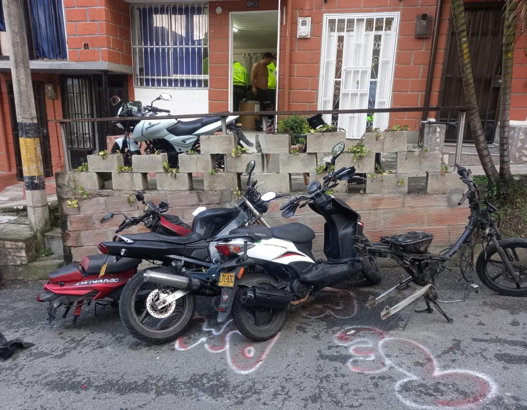 Fachada de la vivienda con motocicletas robadas