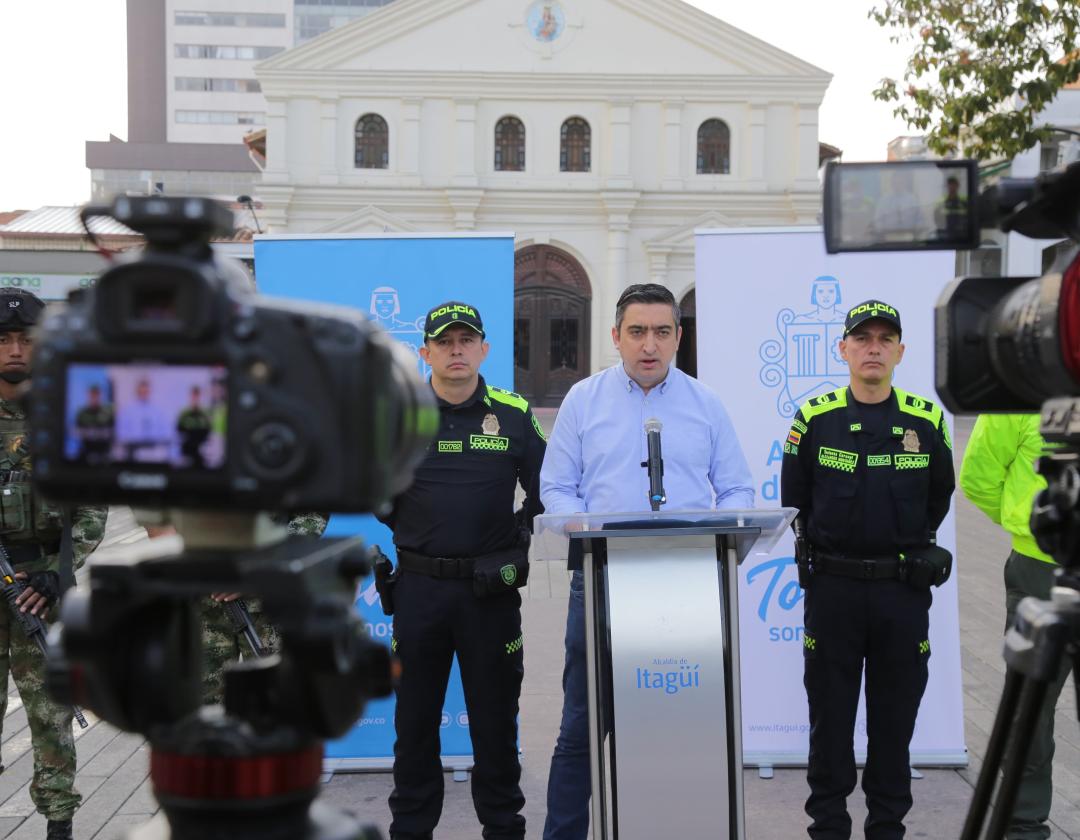 Alcalde Diego Torres durante la rueda de prensa