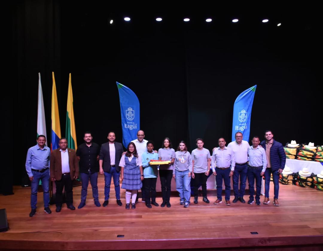 Acto protocolario de entrega de bandera a la Banda Sinfónica  Ciudad de Itagüí  rumbo al intercambio cultural por España