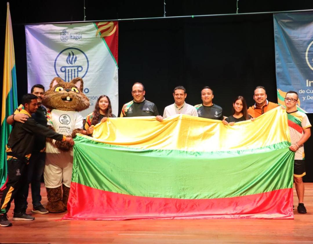 Entrega de la bandera de Itagüí a los deportistas 