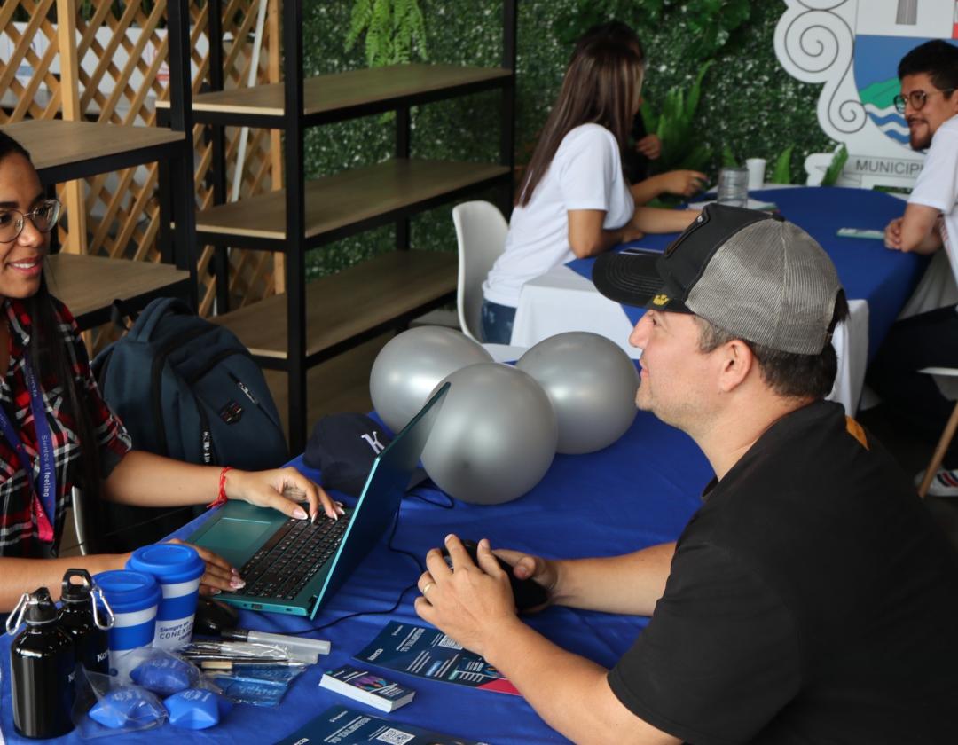 Personas asistiendo a la feria de empleo donde son atendidas y asesoradas