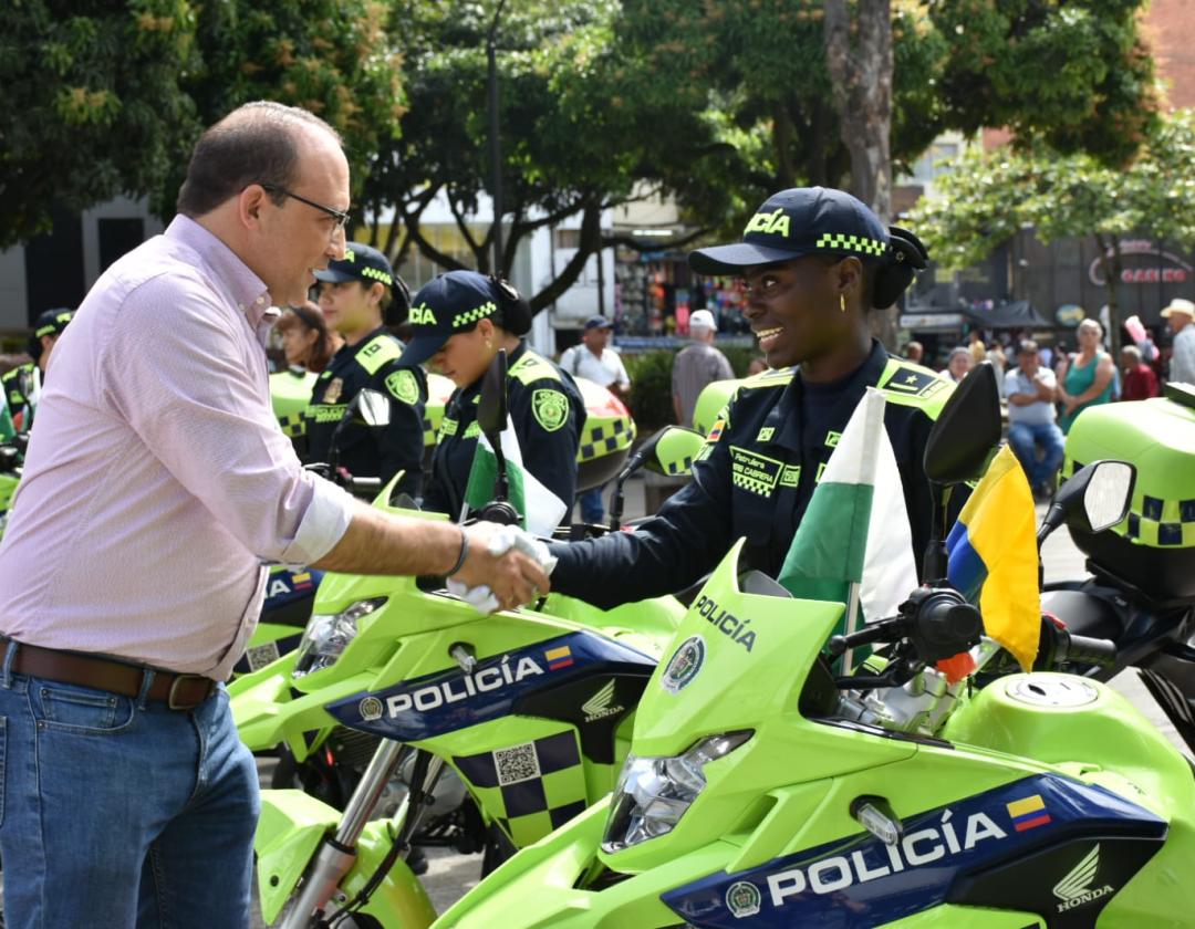 Alcalde de Itagüí saludando a policía durante el evento