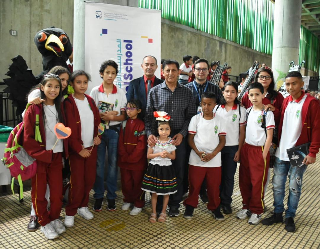 Estudiantes de la Institución Educativa María Josefa Escobar con el embajador de Emiratos Árabes en Colombia