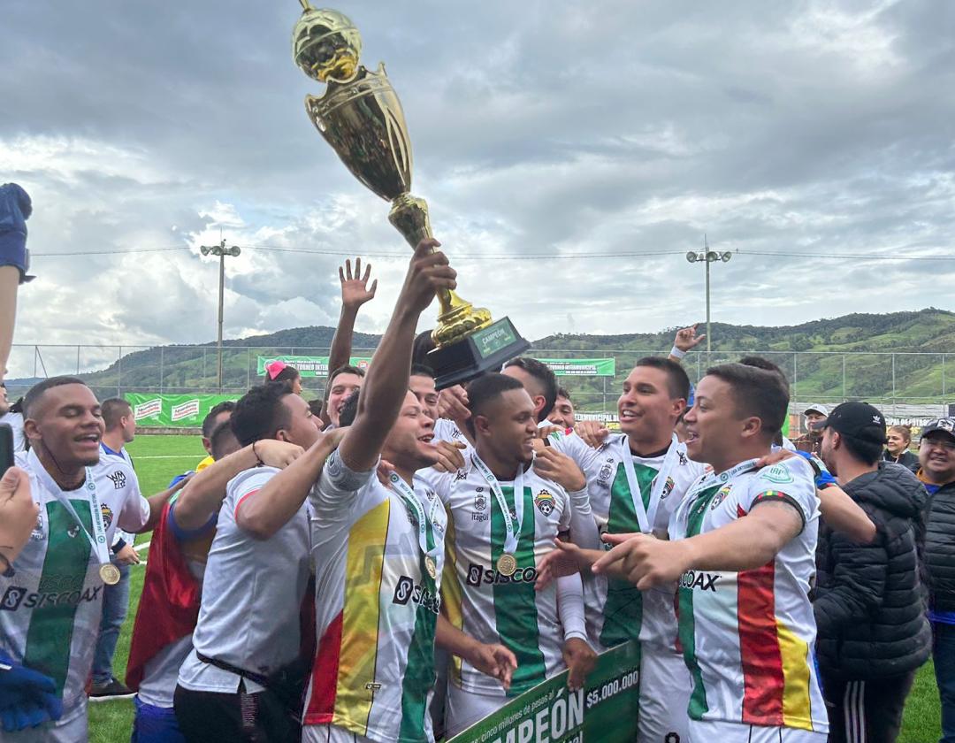 Selección Itagüí celebrando en la cancha con el trofeo