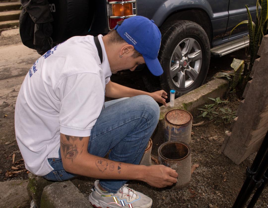 Servidor público en trabajo de campo en la lucha contra el dengue