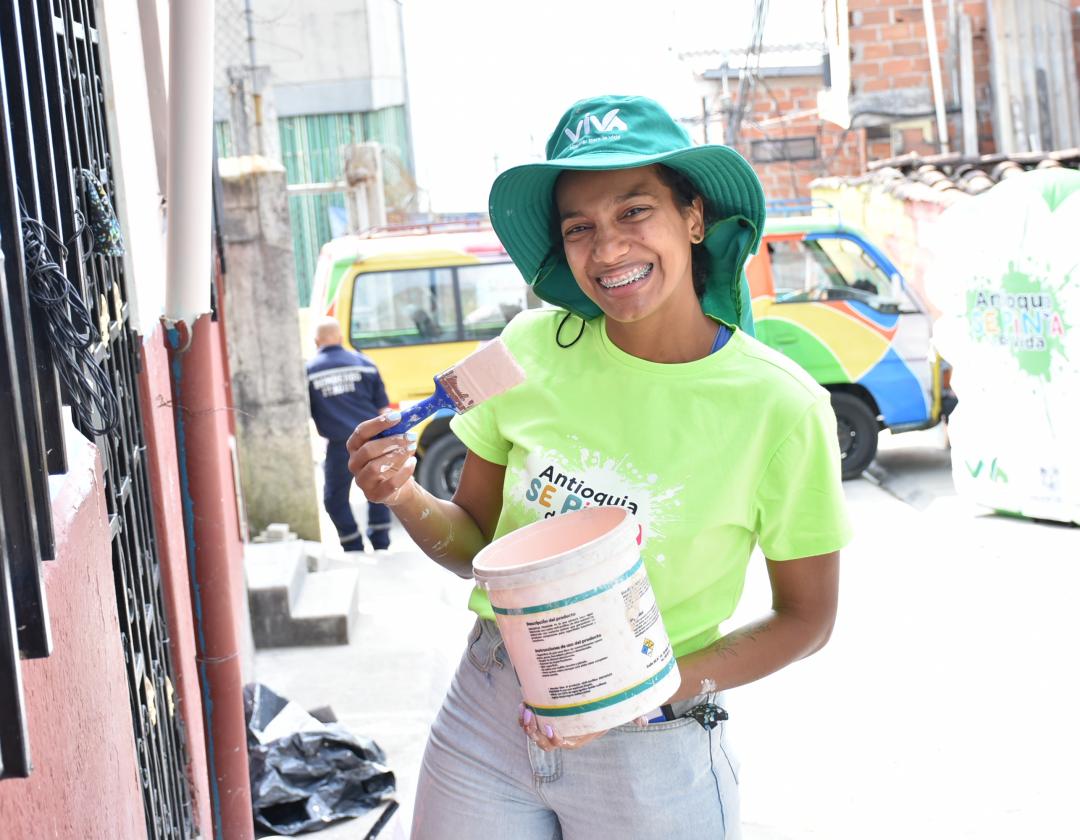 Voluntaria en la actividad de Antioquia se Pinta de Vida en la vereda El Pedregal