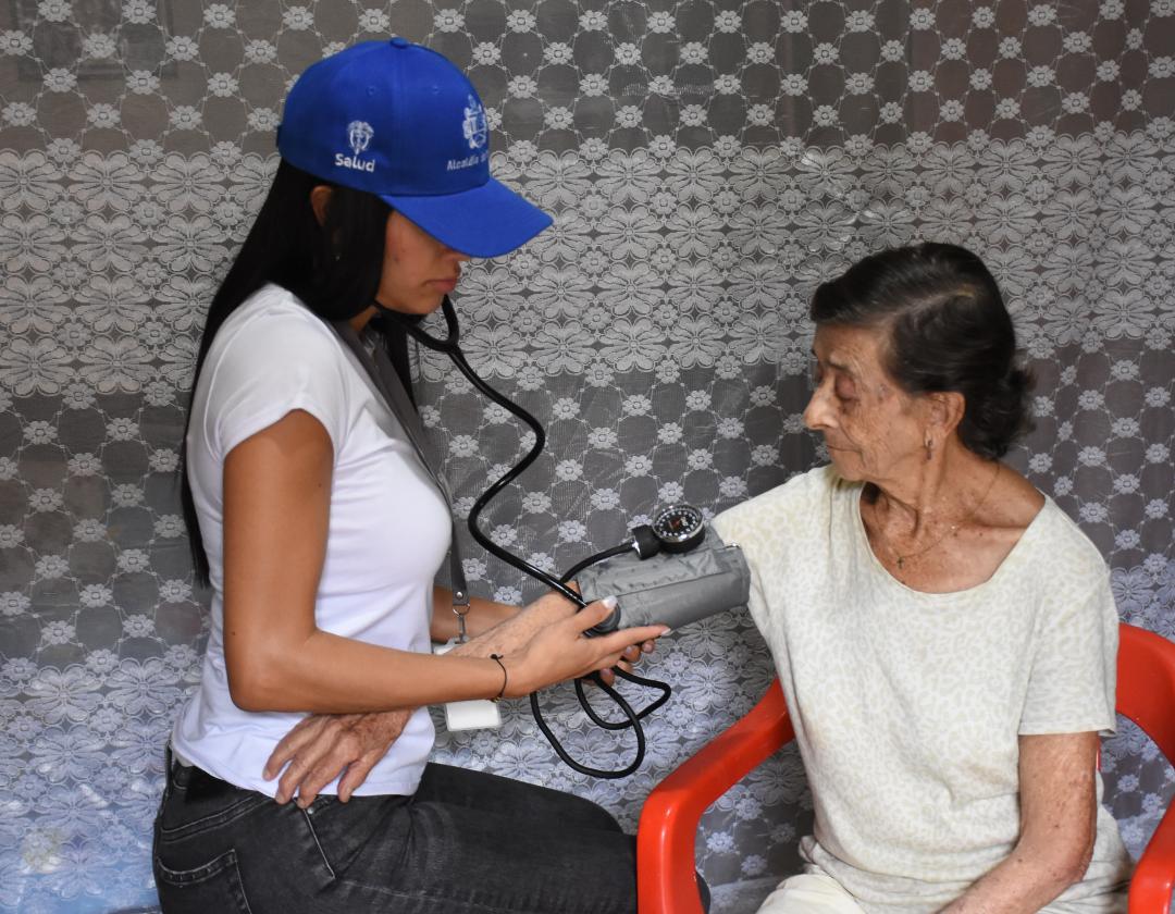 Personal de misiones médicas domiciliarias atendiendo a una paciente 