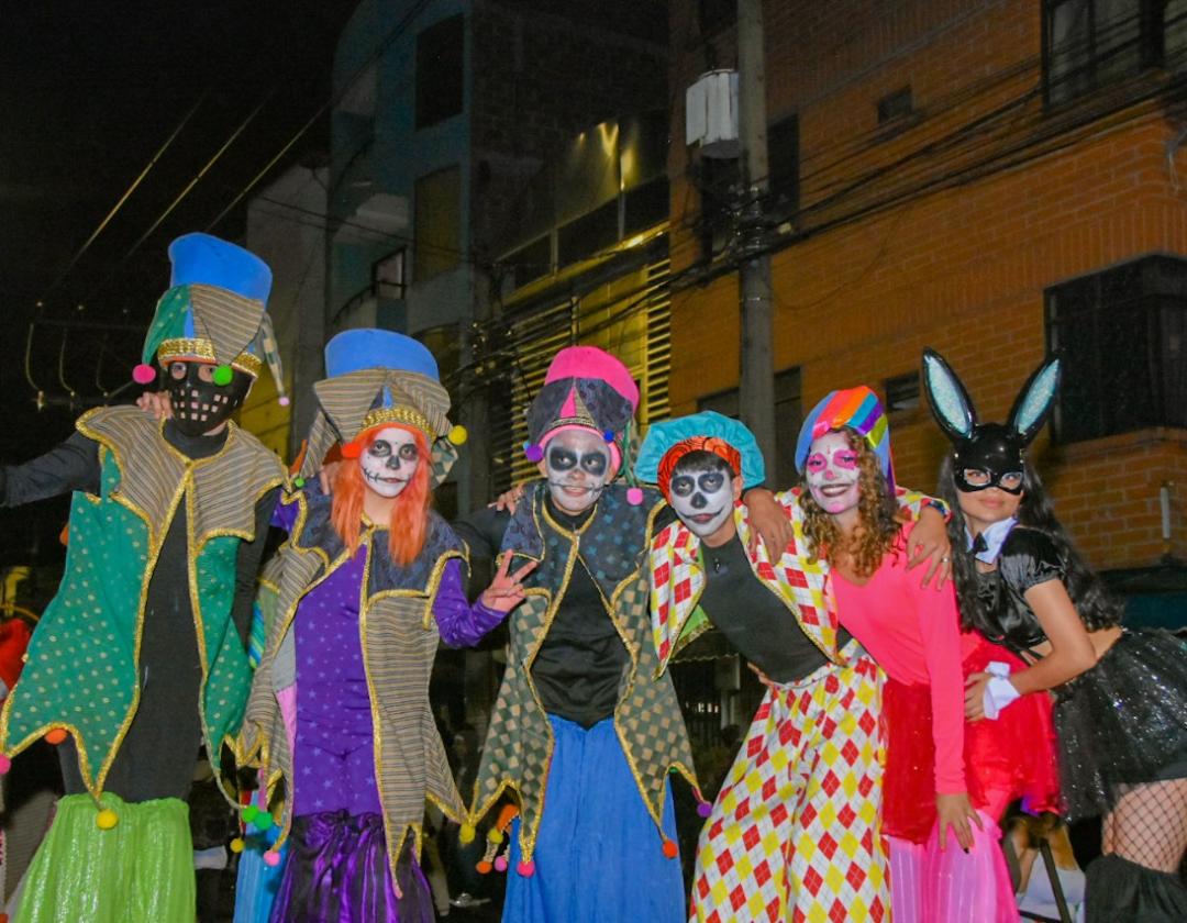 Participantes del desfile en la avenida Santa María 