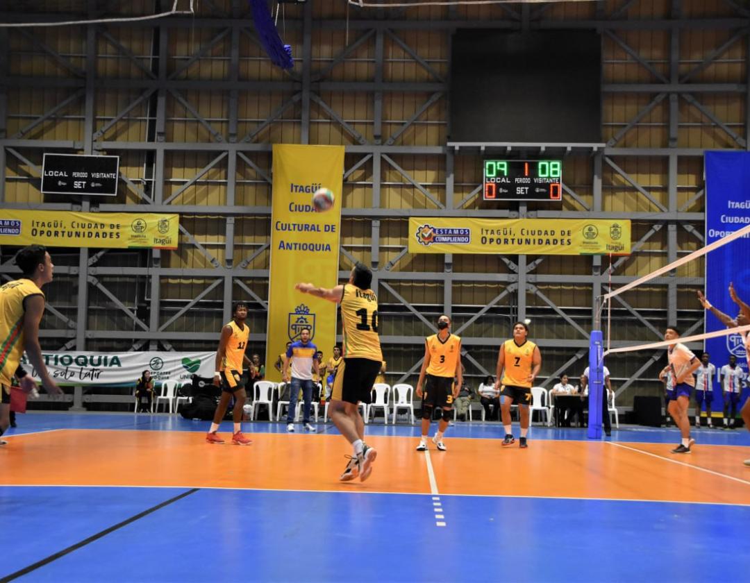 Equipo de voleibol masculino de la ciudad en competencia 