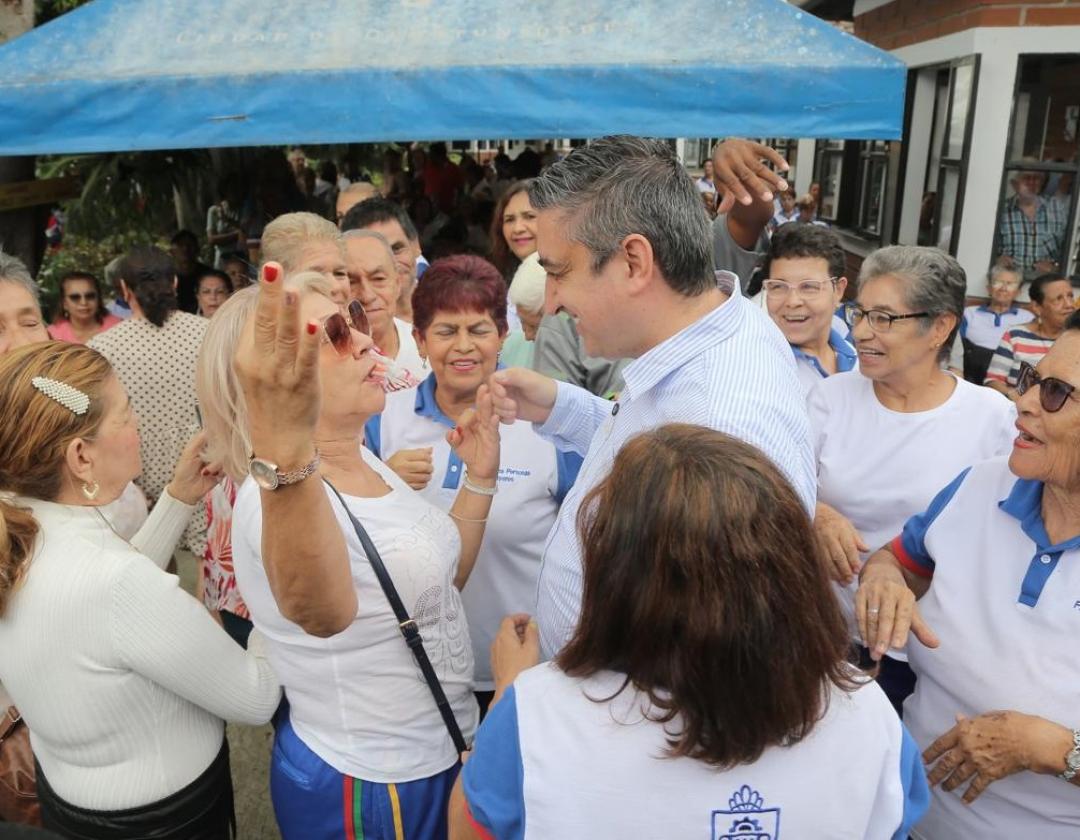 Adultos mayores del Hogar de los Recuerdos compartiendo con el Alcalde Diego Torres