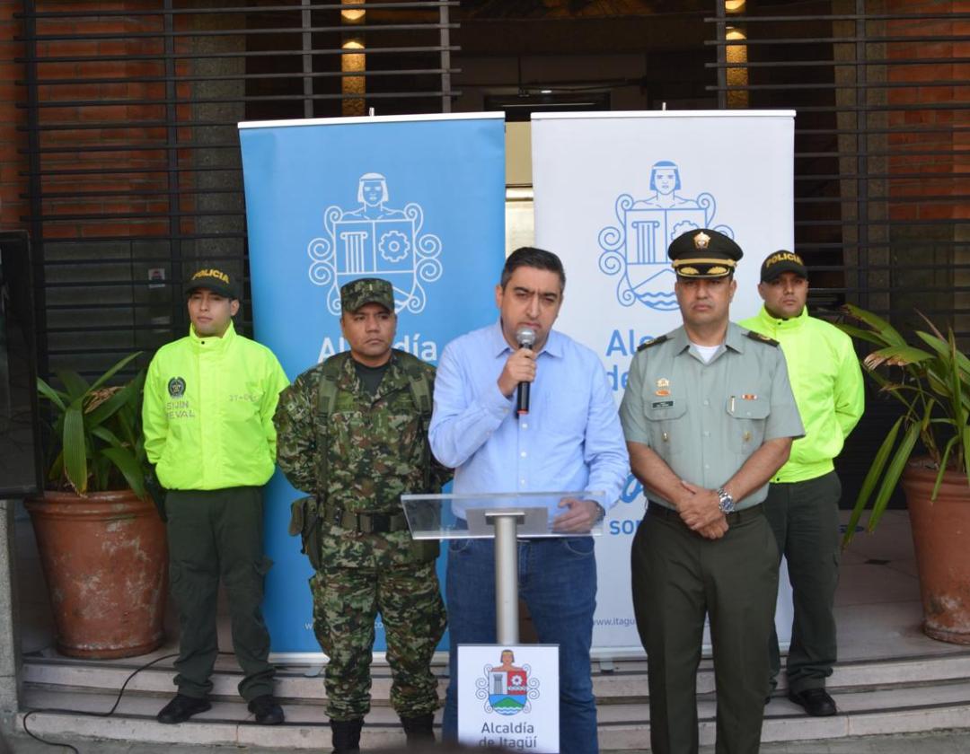 Alcalde Diego Torres en compañía de la fuerza pública en la rueda de prensa 