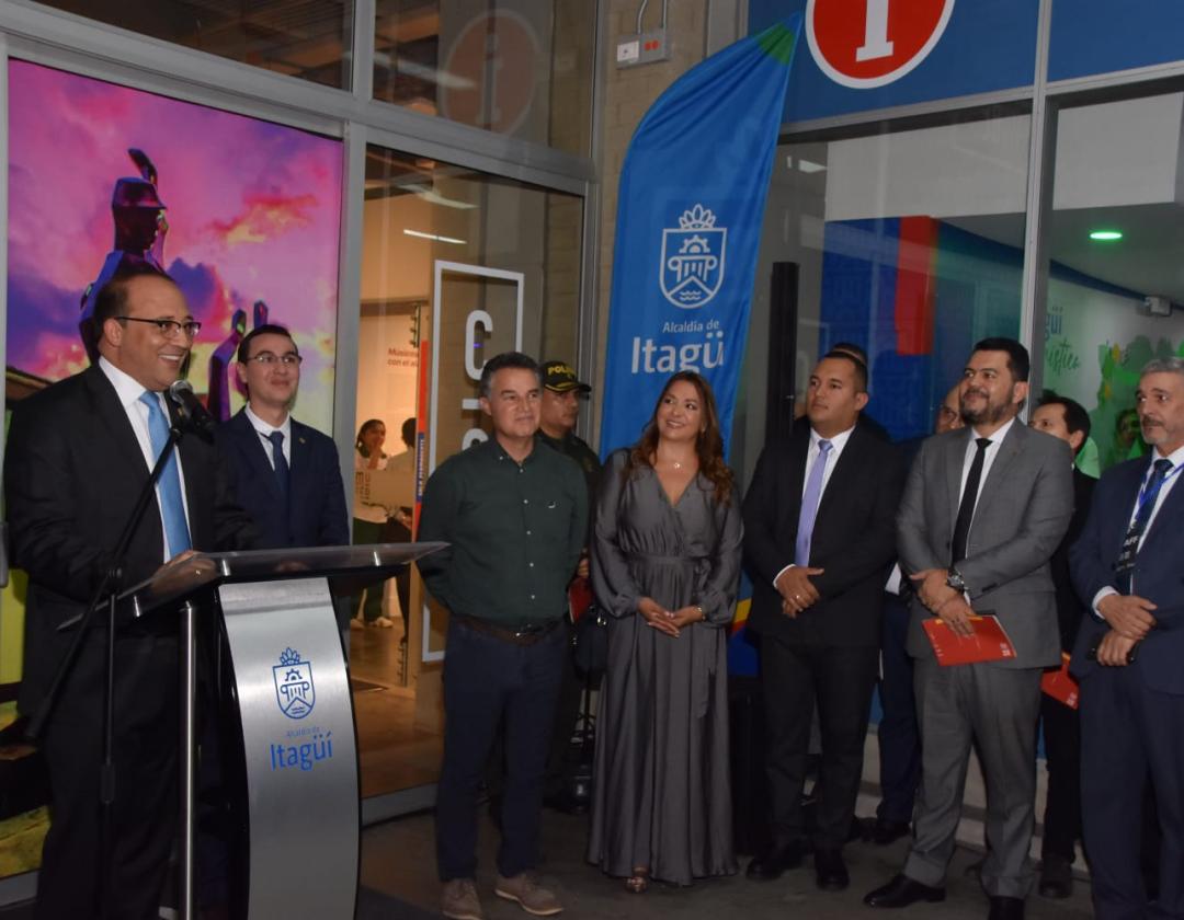 Alcalde José Fernando Escobar dando sus palabras al público en la entrega del museo