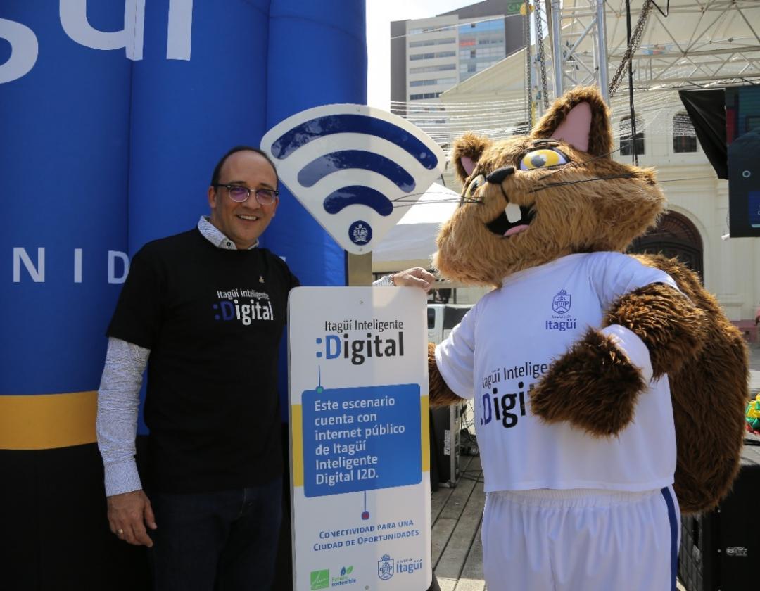 Alcalde José Fernando Escobar Estrada con Ita en el lanzamiento de Itagüí Inteligente Digital