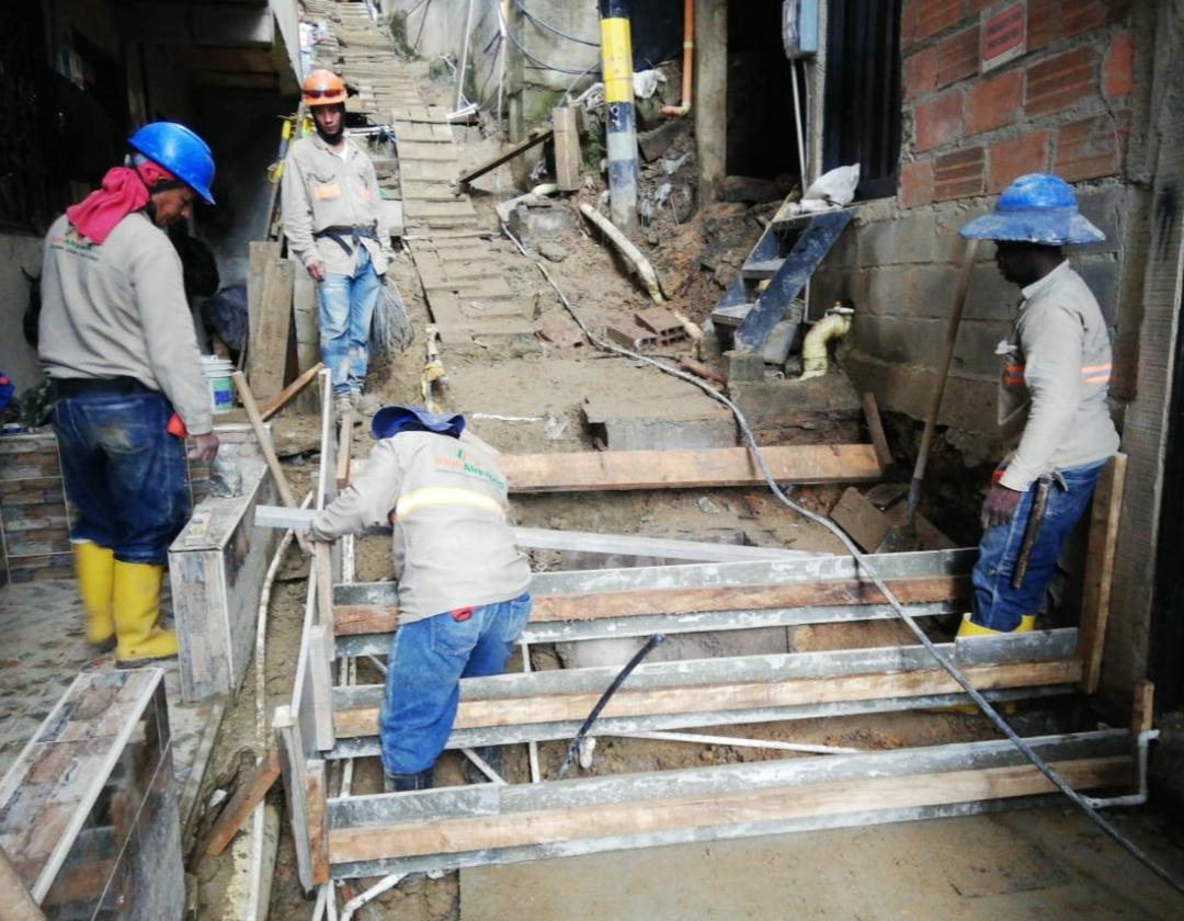 Obreros trabajando en el proyecto de agua potable en El Manzanillo