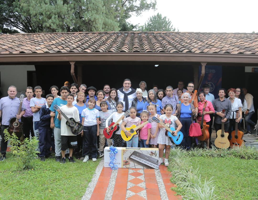 Alcalde Diego Torres con los usuarios de la casa de la cultura 