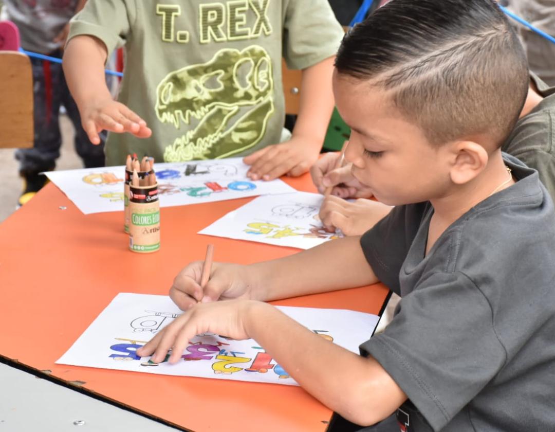 Niños pintando en las actividades del mes de la niñez