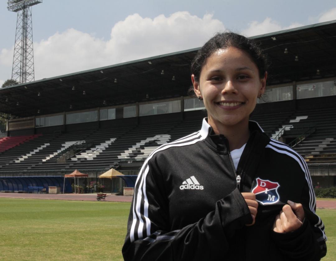 Jugadora del  equipo profesional de fútbol femenino del DIM, en la cancha del estadio de Itagüí